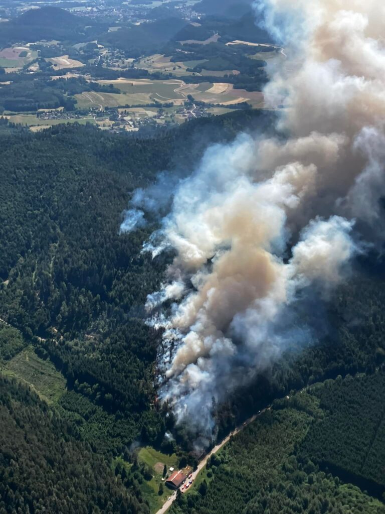 Un incendie d’habitation se propage à la forêt de Bois-de-Champ dans les Vosges, mobilisant une quarantaine de pompiers